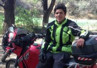 Cumple joven de León meta de llegar al fin del mundo en motocicleta