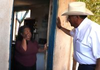 Entrega alcalde de Cuauhtémoc láminas para viviendas como parte del FONDEN