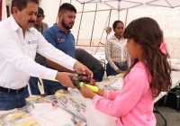Intercambian juguetes bélicos por útiles escolares en Cuauhtémoc