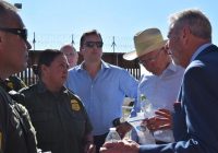 Embajador de Estados Unidos visita albergue y centro de operaciones para procesamiento de migrantes